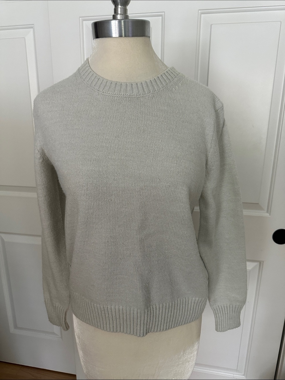 Banana Republic Light Gray Crew Neck Sweater, Size S